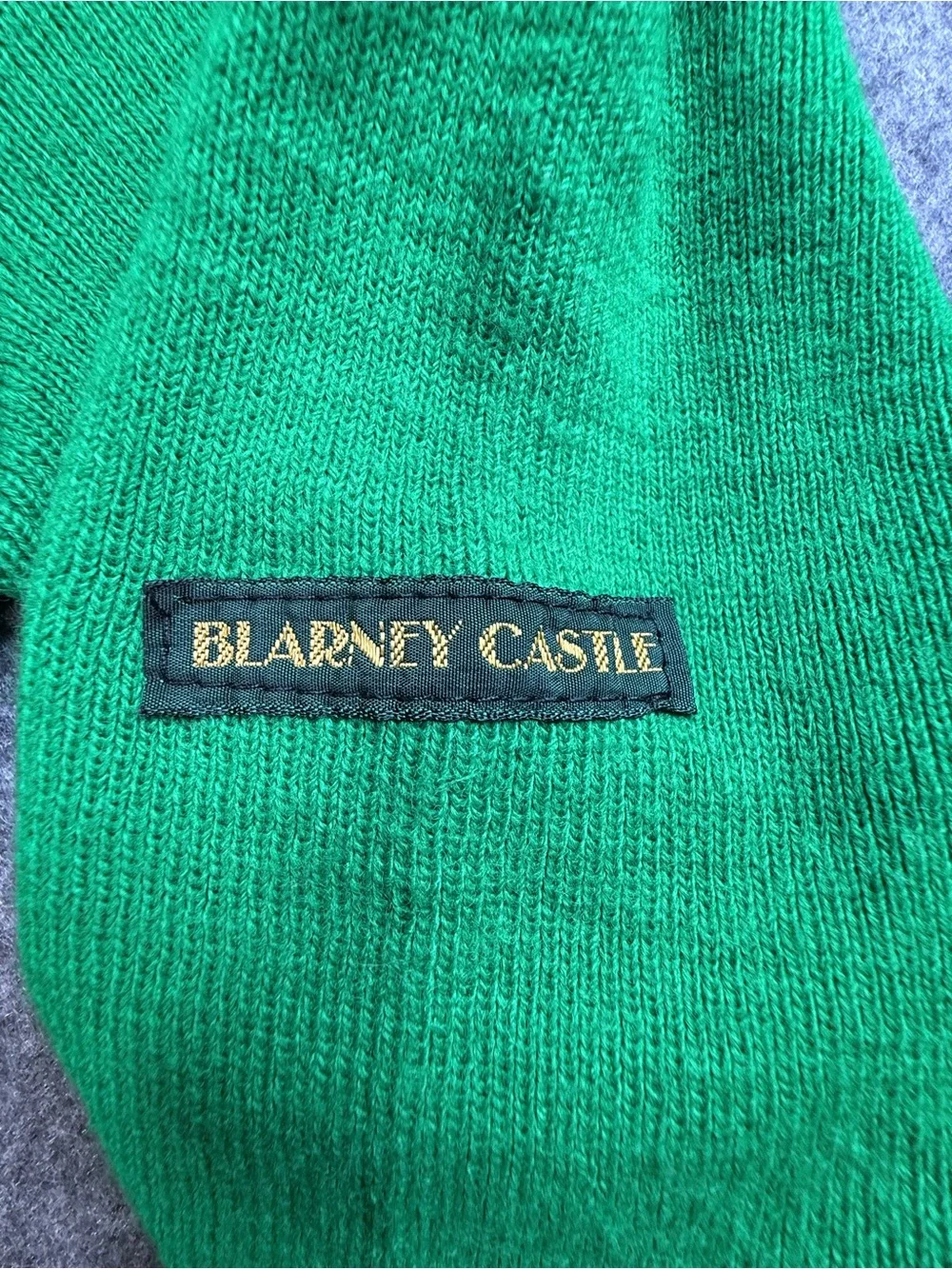 Vintage Blarney Castle Ireland Green V-Neck Shamrock Sweater Size S - Picture 7 of 13